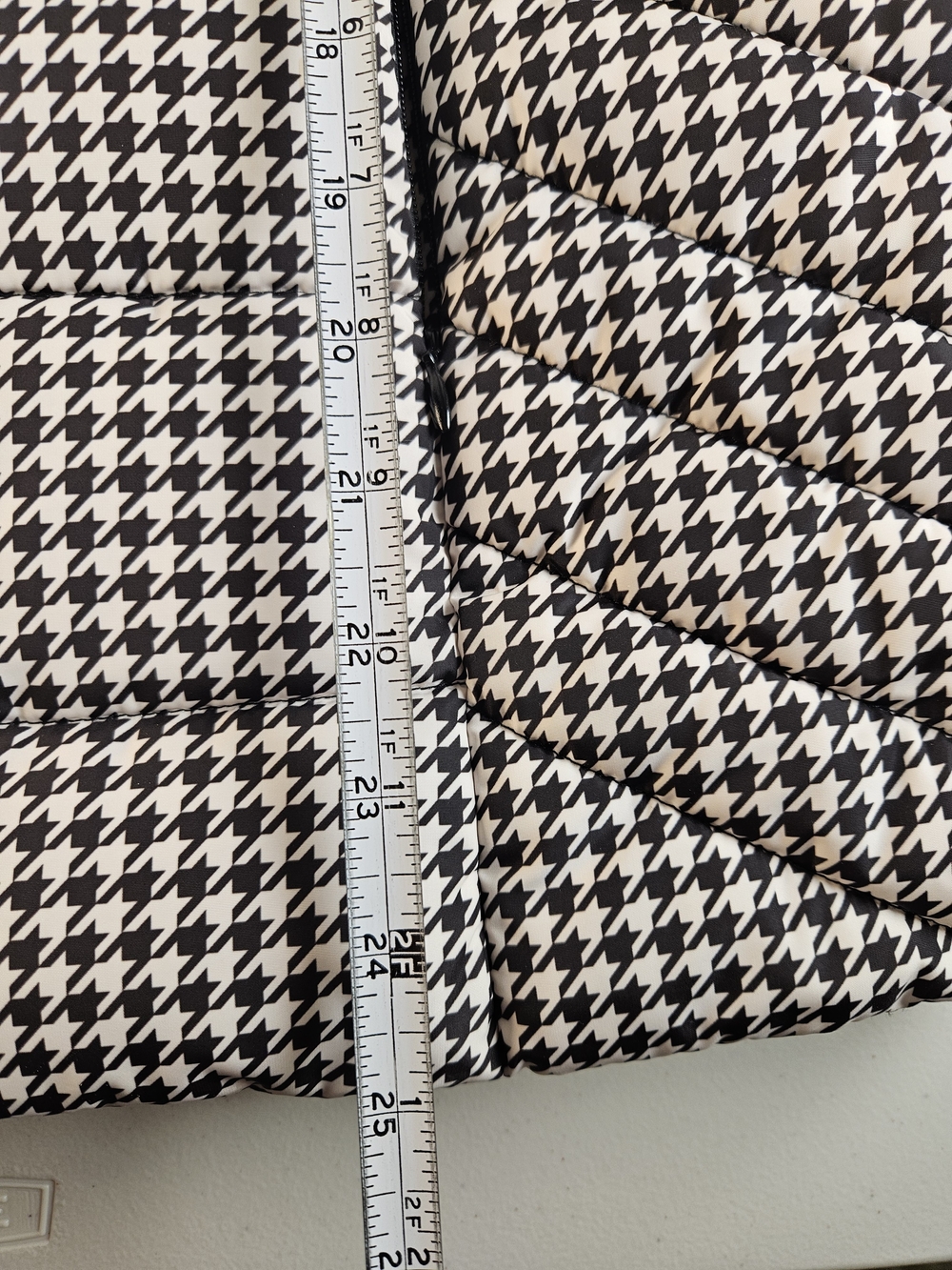 Tommy Hilfiger Black and White Houndstooth Quilted Puffer Vest Like New - Picture 7 of 13